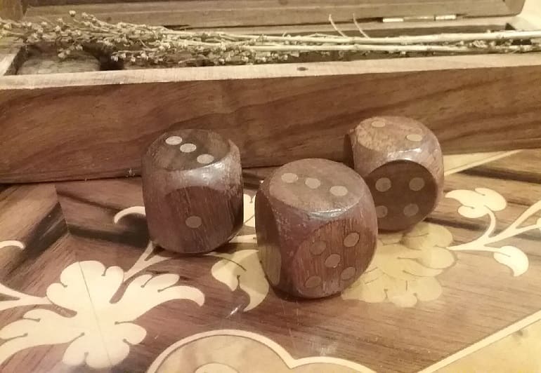 Три деревянных кубика
